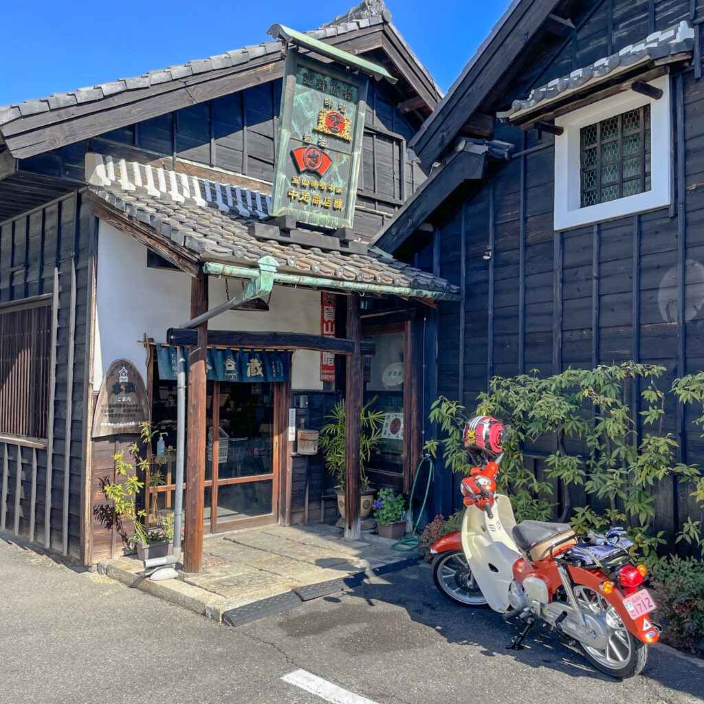 お店とカブ